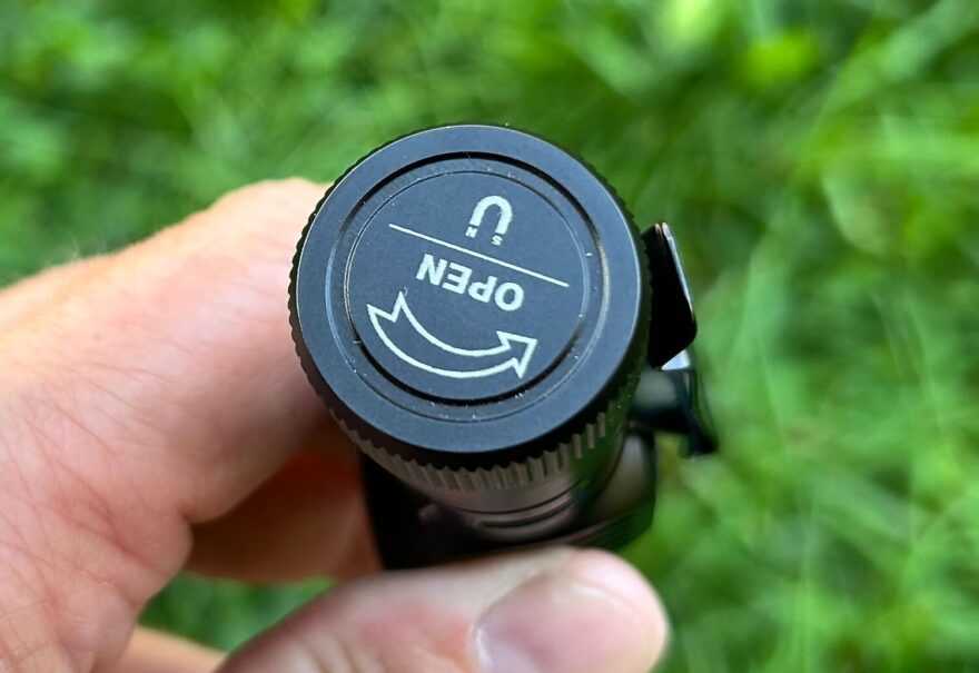 Šroubovací uzávěr pro vložení akumulátoru je zároveň magnetický.