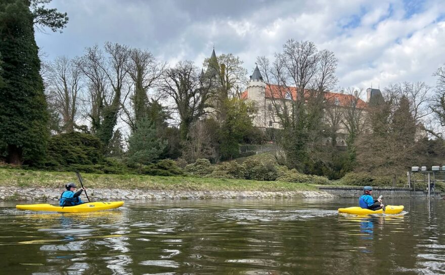Přímo z hladiny řeky je vidět na zámek ve Žlebech.