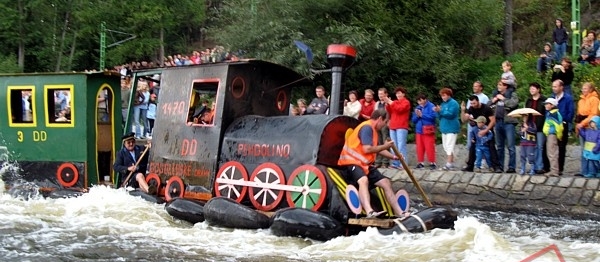 Plavba kuriózních plavidel ve Vyšším Brodě