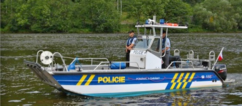 Policejní kontroly lodí a člunů na Vltavě