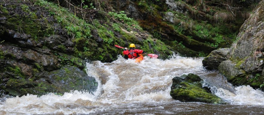 Na Kamenici se v neděli převrátil raft, žena po převozu do nemocnice zemřela