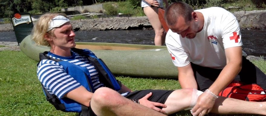 Záchranáři pomohli stovkám vodáků na Vltavě