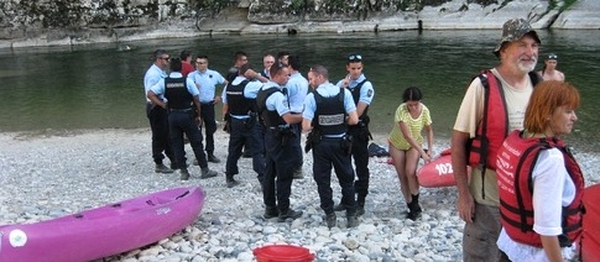 Ozbrojené komando kontrolovalo vodáky ve Francii