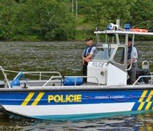 Policie kontroluje alkohol u vodáků v rámci akce VODA 2017