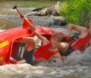 Nebezpečí na řekách nečíhá na vodáky jen na jezech