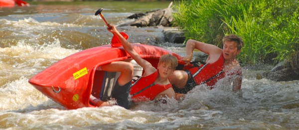 Nebezpečí na řekách nečíhá na vodáky jen na jezech