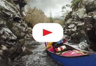 Otevřené kanoe na divoké vodě ve Skotsku