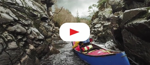 Otevřené kanoe na divoké vodě ve Skotsku