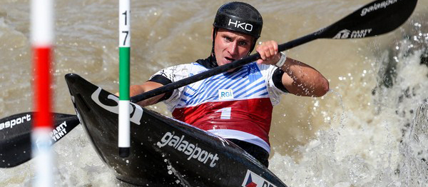 Přindiš vítězí na Světovém poháru, Fišerová třetí