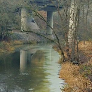 Z cisterny na D1 vytekly tisíce litrů škodlivé látky. I do Sázavy.