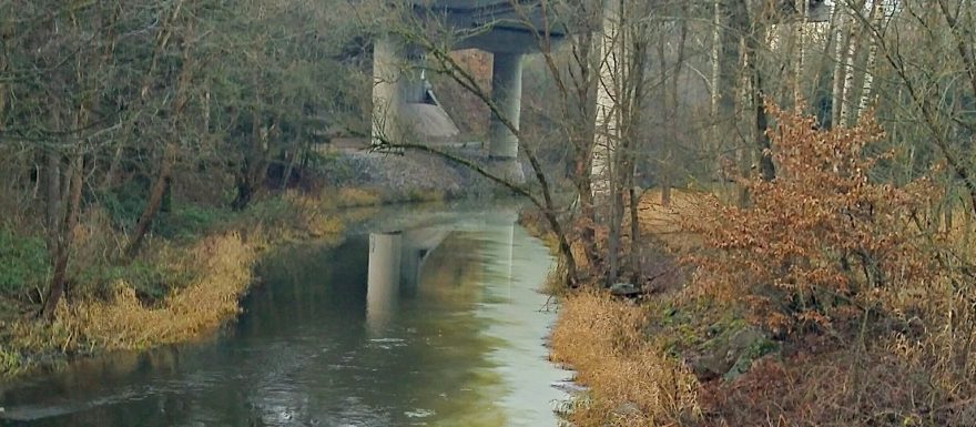 Z cisterny na D1 vytekly tisíce litrů škodlivé látky. I do Sázavy.