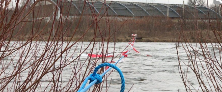Pod trojským kanálem jsou přes řeku natažena lana!