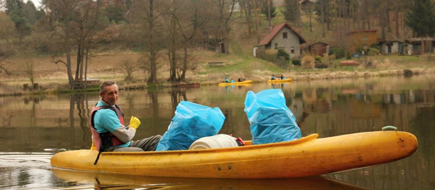Odpadků na březích řeky Sázavy je rok od roku méně
