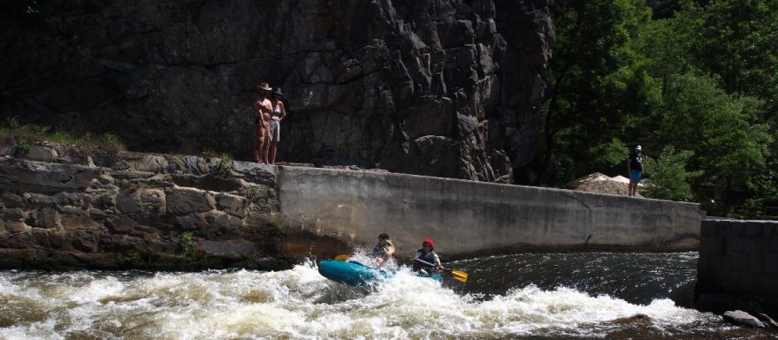 Hrozící sesuv skály u Nového Spolí uzavře vodákům část Vltavy