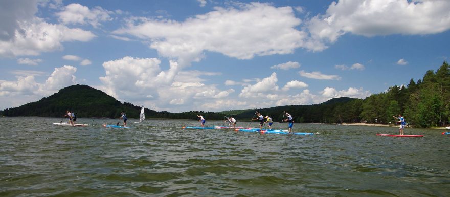 Léto začíná paddleboardovým festivalem na Máchově jezeře