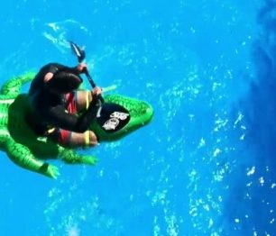 Udělal Vávra Hradilek eskymáka na nafukovacím krokodýlovi?