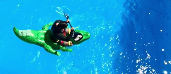 Udělal Vávra Hradilek eskymáka na nafukovacím krokodýlovi?