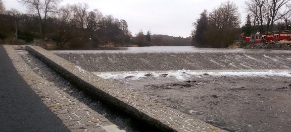 Rekonstrukce sázavského jezu v Podělusích přináší vodákům novou retardérku