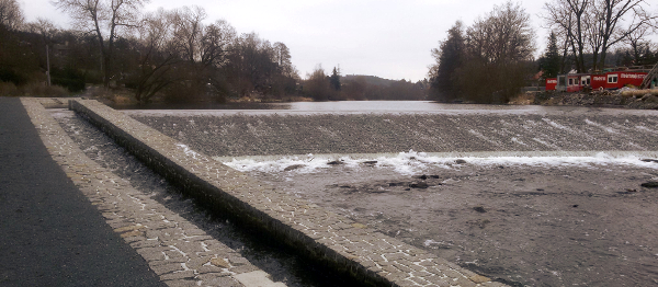 Rekonstrukce sázavského jezu v Podělusích přináší vodákům novou retardérku