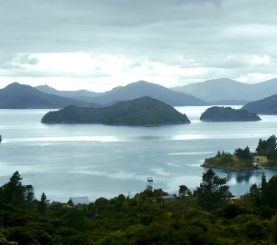 Půvabné pobřeží Nového Zélandu nejlépe prozkoumáte na seakajaku