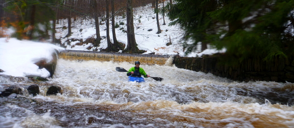 Březnové pádlování na Schwarze Pockau aneb zpěněná voda řítící se mezi skalami i ztracené pádlo