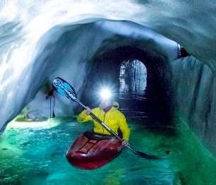 Užijte si prohlídku ledového království z paddleboardu nebo na kajaku. Kde? Na rakouském ledovci Hintertux!