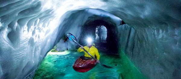 Užijte si prohlídku ledového království z paddleboardu nebo na kajaku. Kde? Na rakouském ledovci Hintertux!