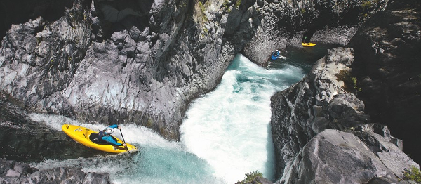 Pádlování na dně lávového kaňonu aneb jak se jezdí legendární Rio Claro