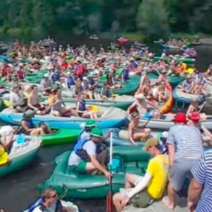 Omezení vodáků na Vltavě přijdou už letos! Na poplach bijí půjčovny, místní lidé, policie i ekologové.