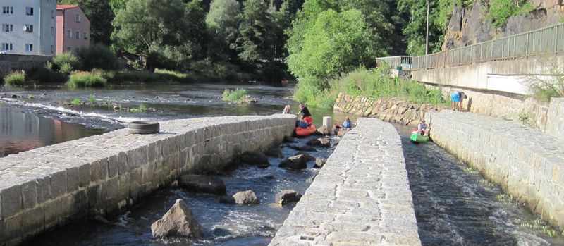 Na jezu v Lokti probíhá rekonstrukce, řeší se varianta překonání staveniště pro vodáky