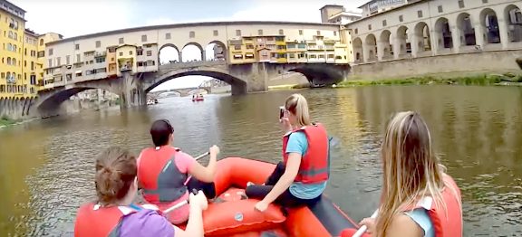 Rafting na řece Arno – sjezd přehrady San Niccolò i symbol renesanční Florencie, most Ponte Vecchio