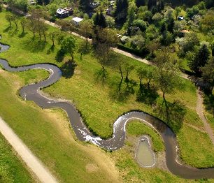 Pražská říčka Rokytka, dříve uvězněná v betonu, dostává volnost