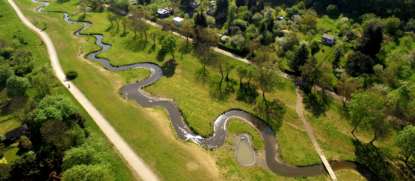 Pražská říčka Rokytka, dříve uvězněná v betonu, dostává volnost