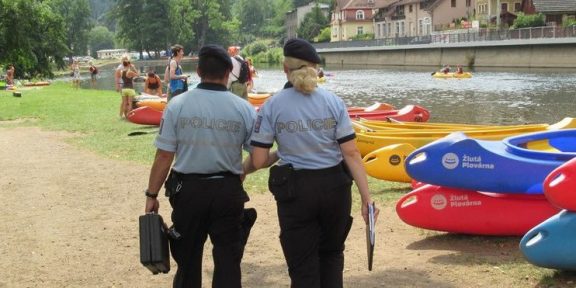 Policie kontrolovala alkohol u vodáků na Jizeře