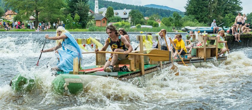 Vltavu ve Vyšším Brodě čeká XLVII. Plavba kuriózních plavidel