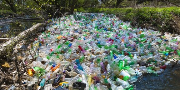 Slovenskou řeku Bodva opět ucpal plastový odpad