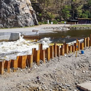 Přestavba jezu na Vltavě je v plném proudu - omrkněte aktuální foto