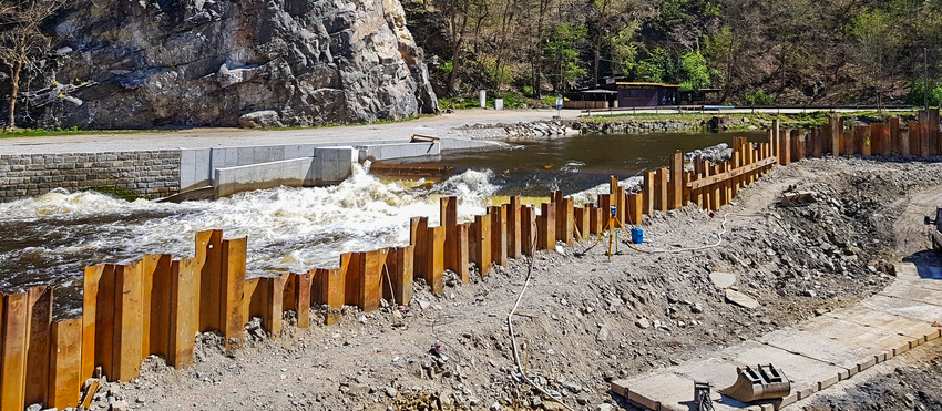 Přestavba jezu na Vltavě je v plném proudu - omrkněte aktuální foto