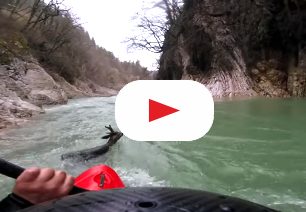 Záchrana tonoucího jelena na italské řece Candigliano