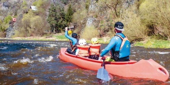 STAHUJTE ZDARMA: NA VODU! 2020 – letní vodácký průvodce