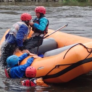 Záchrana, technika jízdy a bezpečný pohyb na divoké vodě