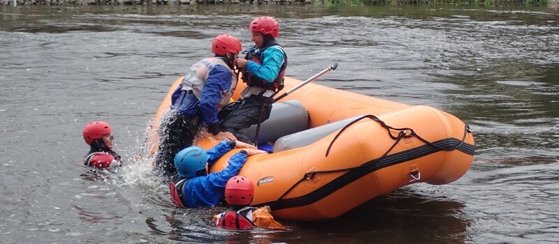 Záchrana, technika jízdy a bezpečný pohyb na divoké vodě