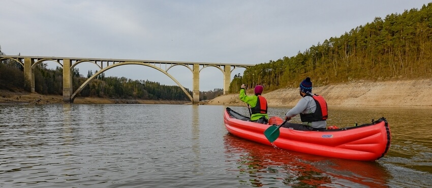 Vypuštěný Orlík odkrývá tajemství staré Vltavy. Jak na plavbu jejím původním korytem?