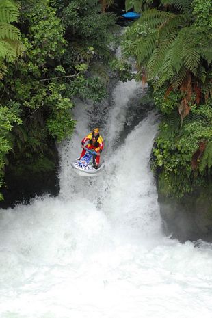 Skútrem přes vodopády