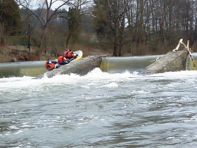 Rafťáci padající přez korunu do jezu