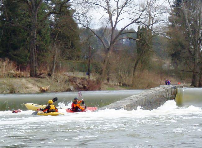 Keny a Rišo rychle zaujímají pozice