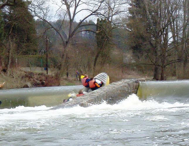 Rafťáci bezmocně mizí v hrozivém válci pod jezem