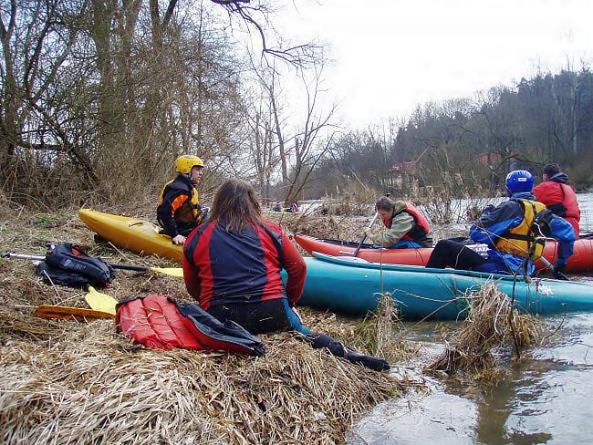 Keny a zachráněná rafťačka na břehu