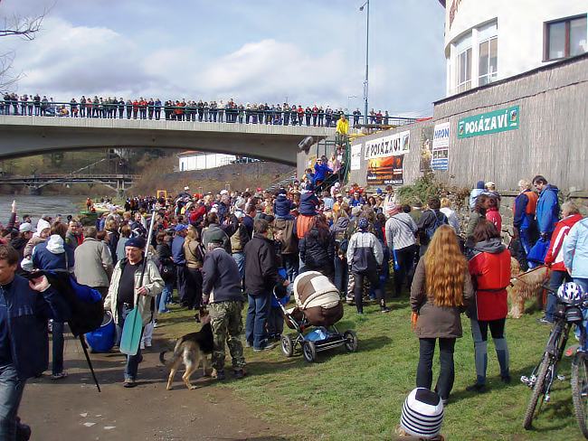 Slavnostní odemykání a varování před nástrahami rozvodněné řeky