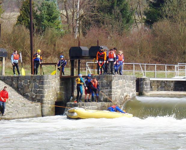 Záchrana sudů s použitím jištění házečkami